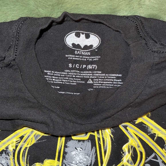 Batman tee, size 6/7 but fits more like a 5, black with grey/yellow print - Picture 2 of 2